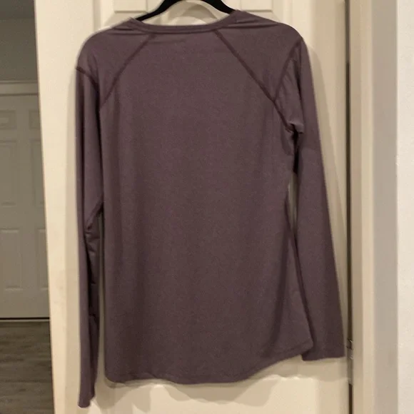 Long sleeve activewear T-shirt by Columbia in a soft purple color, Size medium - Picture 6 of 6